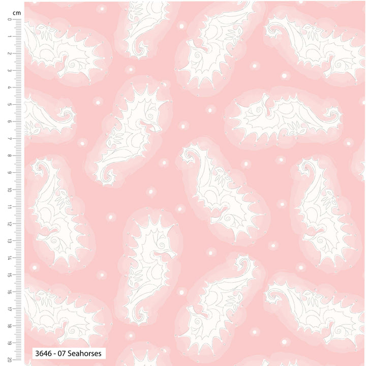 MAKE BELIVE 
SAND SEA AND SEWING 
HOLLY DENNETT
THE DRESSMAKER FABRICS 
QUILTING PATCHWORK
COTTON DIGITAL PRINT 