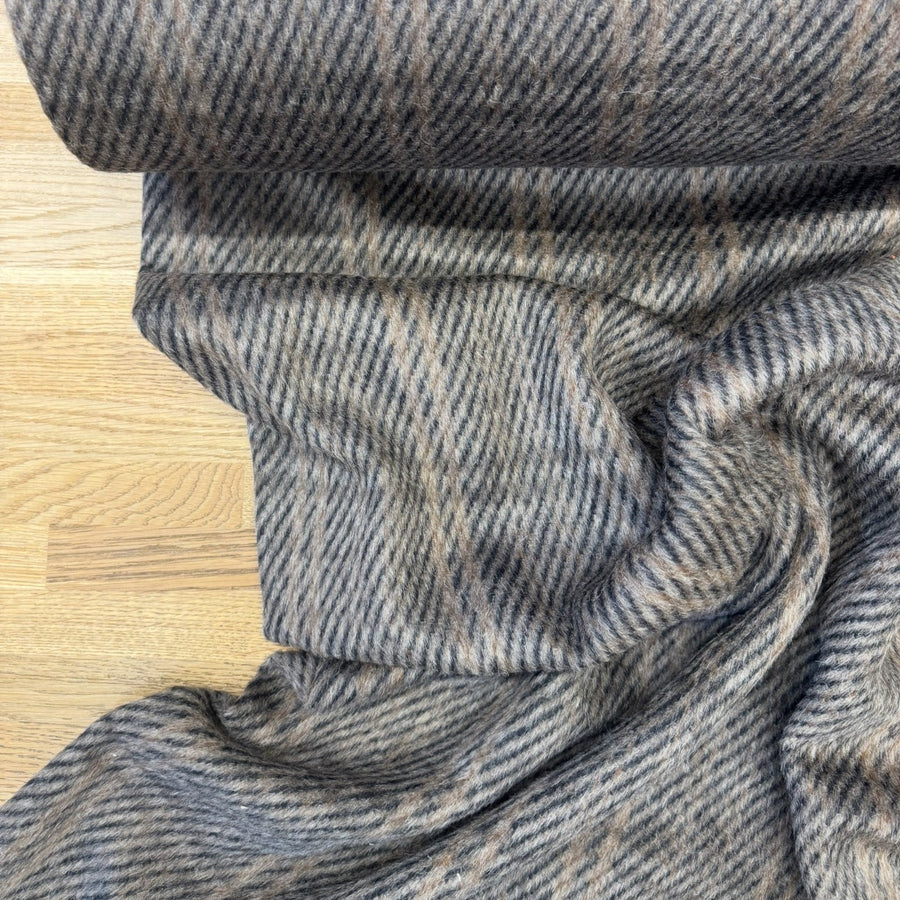 HERRINGBONE WINDOW PAIN CHECK 
WORSTED WOOL - ABRAHAM MOON 
100% WOOL 
THE DRESSMAKER FABRICS 
DESIGNER DEADSTOCK
MOHAIR